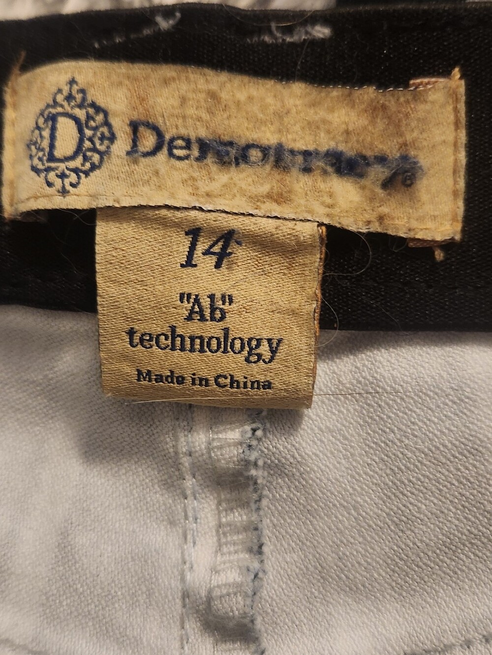 Democracy Button-Fly Capri Jeans - Picture 6 of 9